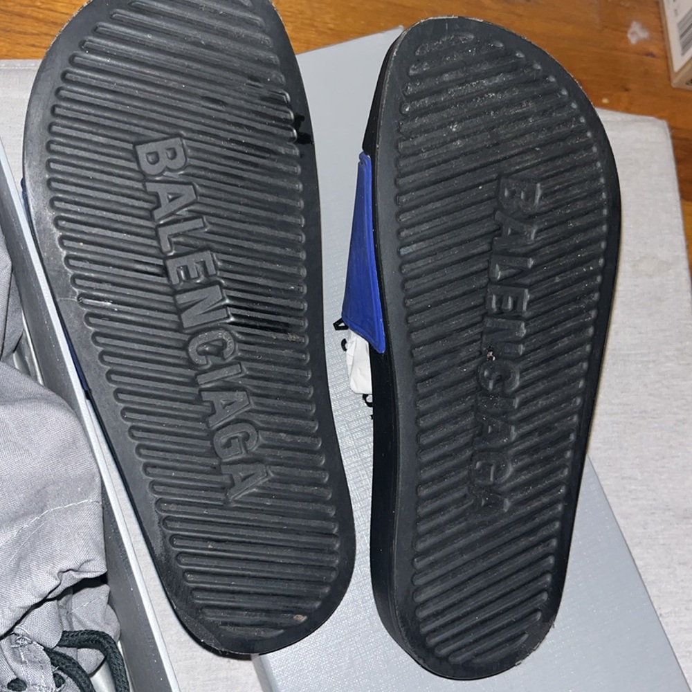 Balenciaga
Rubber Graphic Print Slides - Picture 3 of 7